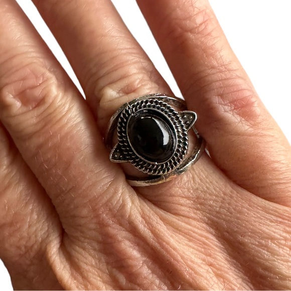 Silver and Black Oval Stone Ring - Picture 1 of 6
